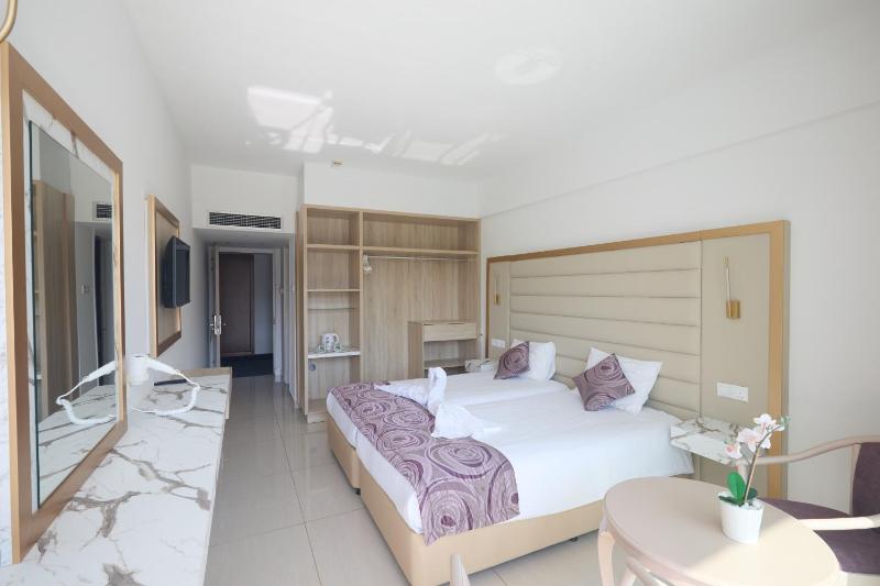Double or Twin Room with Inland View image 3
