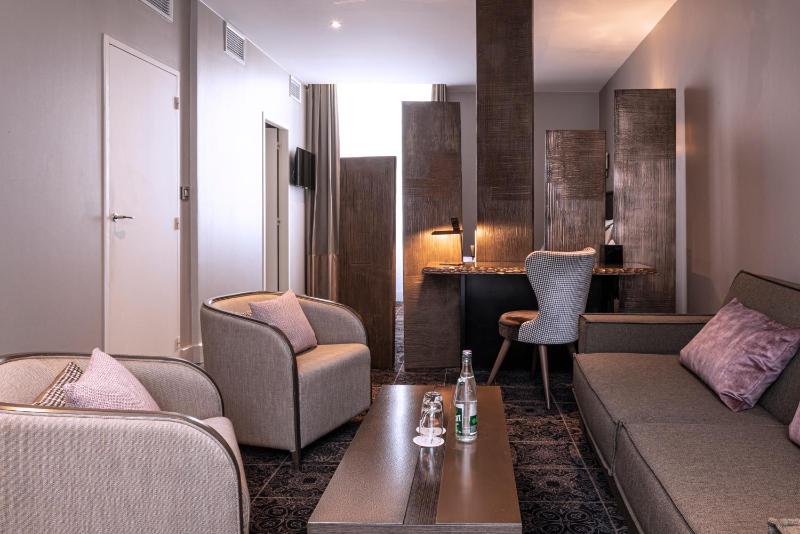 Junior King Suite with Sofa image 4