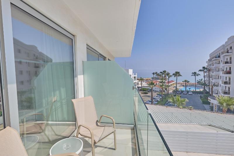 Superior Double or Twin Room with Side Sea View image 4