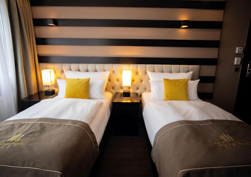 Standard Twin Room image 4