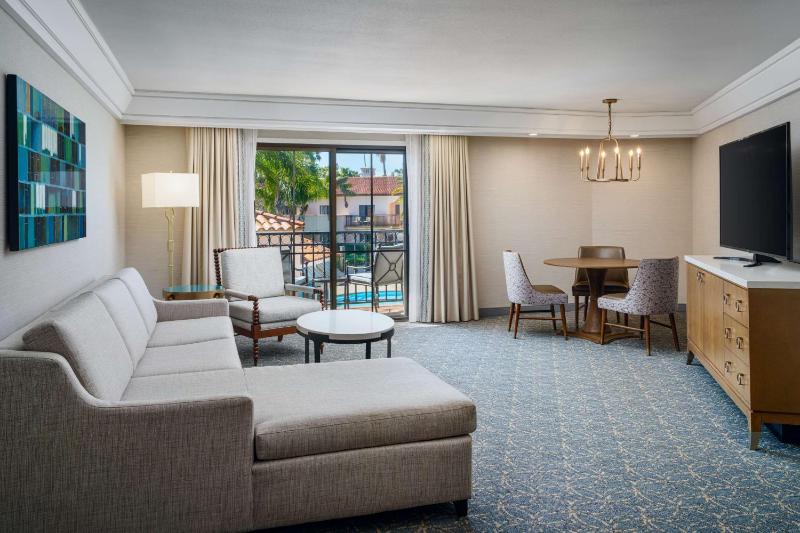 One-Bedroom King Suite with Resort View image 3