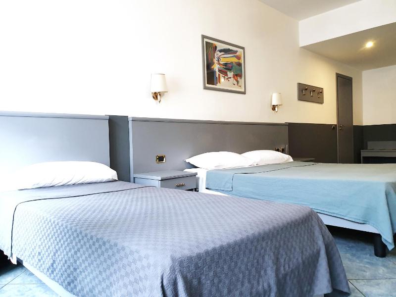 Large Family Room image 4