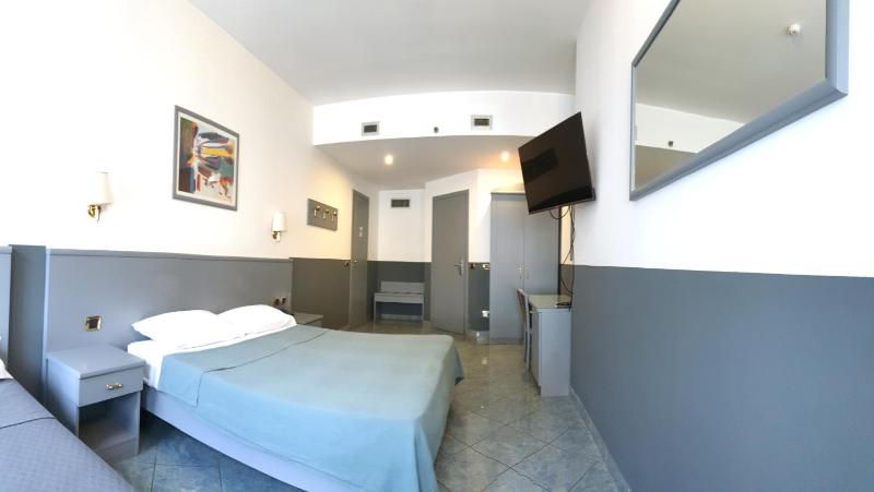 Large Family Room image 3