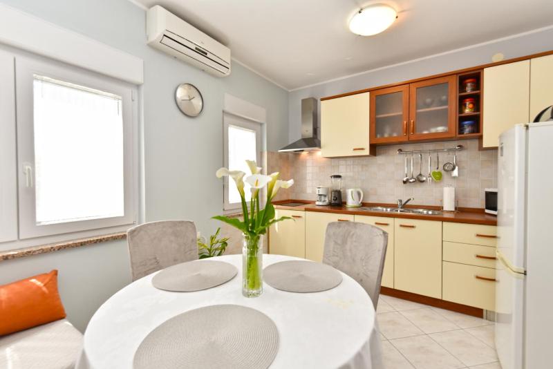 Apartments Nevina 1230 - image 2
