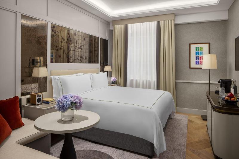 Superior King Room image 3