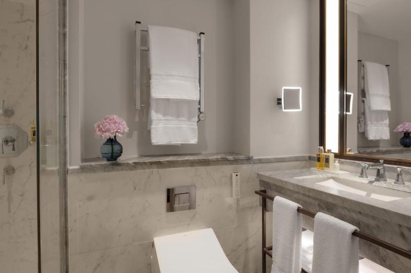 Deluxe King Room image 1