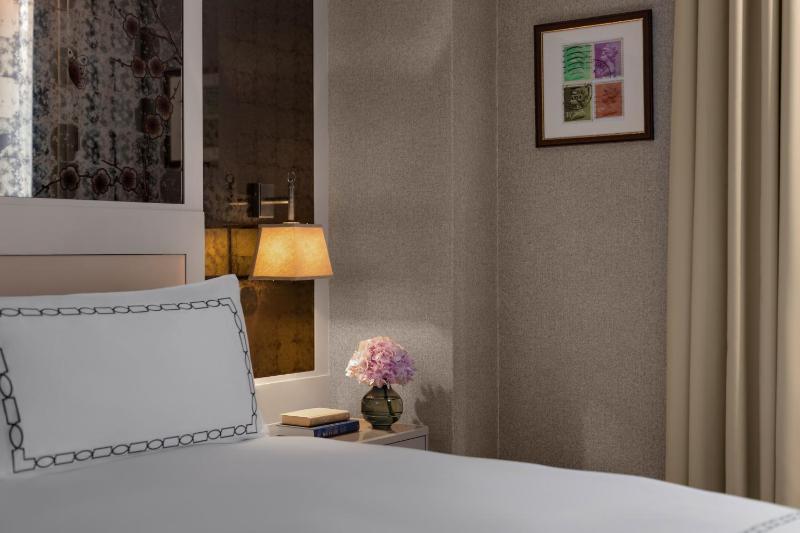 Deluxe King Room image 4