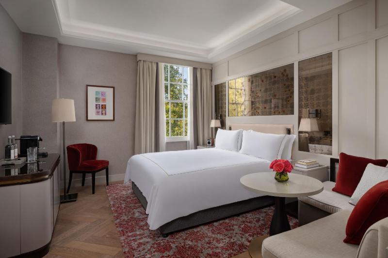 Deluxe King Room with Square View image 3