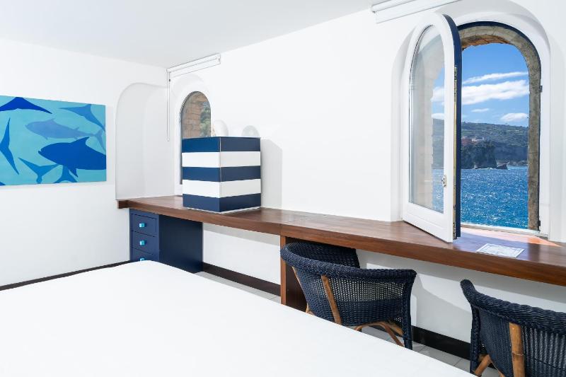 Classic Double Room with Sea View image 3