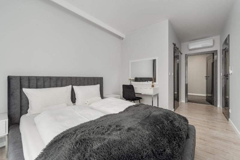 Luksusowy Apartament z 3 Sypialniami Klimatyzacją Parkingiem i Biurkiem we Wrocławiu by Renters Prestige - image 49