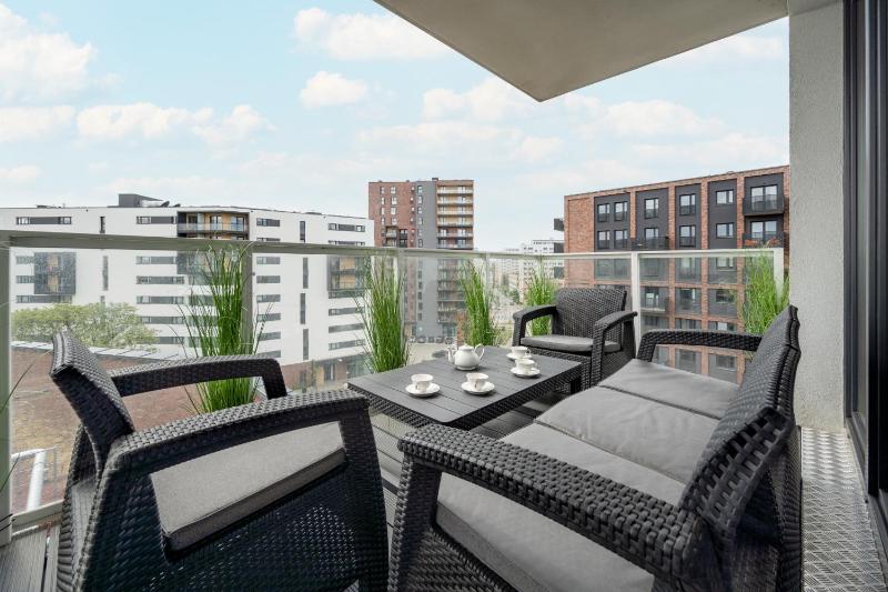 Luksusowy Apartament z 3 Sypialniami Klimatyzacją Parkingiem i Biurkiem we Wrocławiu by Renters Prestige - image 12