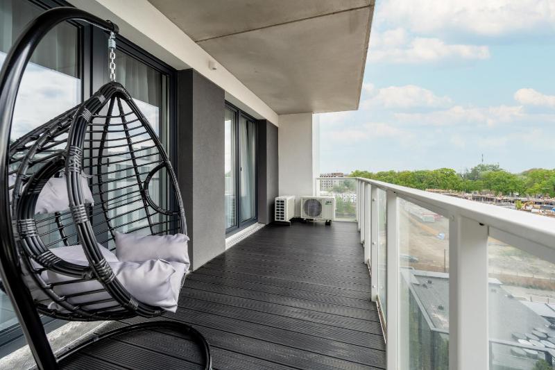 Luksusowy Apartament z 3 Sypialniami Klimatyzacją Parkingiem i Biurkiem we Wrocławiu by Renters Prestige - image 7