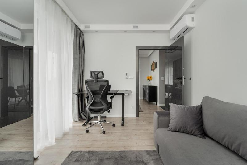 Luksusowy Apartament z 3 Sypialniami Klimatyzacją Parkingiem i Biurkiem we Wrocławiu by Renters Prestige - image 23