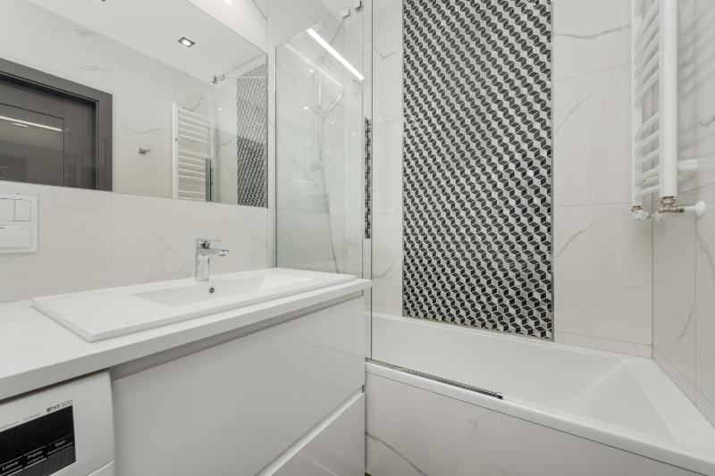 Luksusowy Apartament z 3 Sypialniami Klimatyzacją Parkingiem i Biurkiem we Wrocławiu by Renters Prestige - image 9
