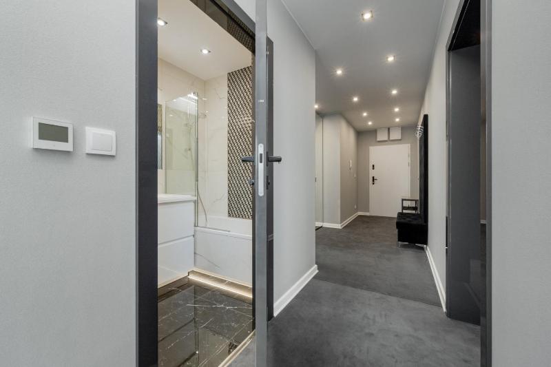 Luksusowy Apartament z 3 Sypialniami Klimatyzacją Parkingiem i Biurkiem we Wrocławiu by Renters Prestige - image 16