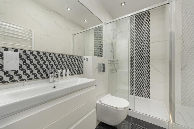 Luksusowy Apartament z 3 Sypialniami Klimatyzacją Parkingiem i Biurkiem we Wrocławiu by Renters Prestige - image 26