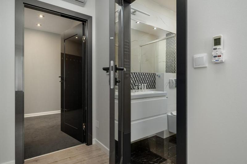 Luksusowy Apartament z 3 Sypialniami Klimatyzacją Parkingiem i Biurkiem we Wrocławiu by Renters Prestige - image 46