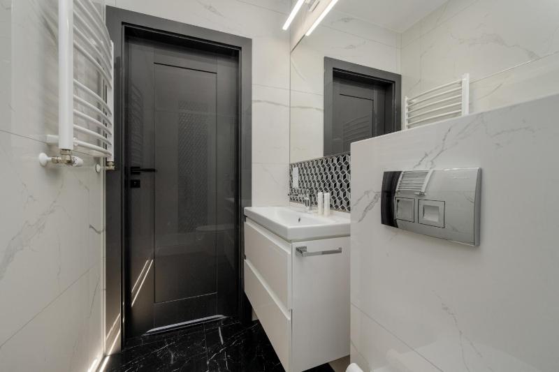 Luksusowy Apartament z 3 Sypialniami Klimatyzacją Parkingiem i Biurkiem we Wrocławiu by Renters Prestige - image 21