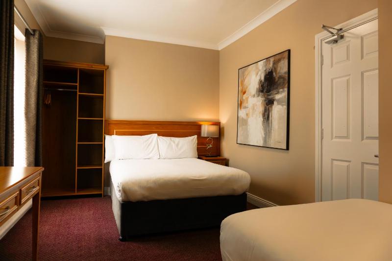 Standard Triple Room image 2