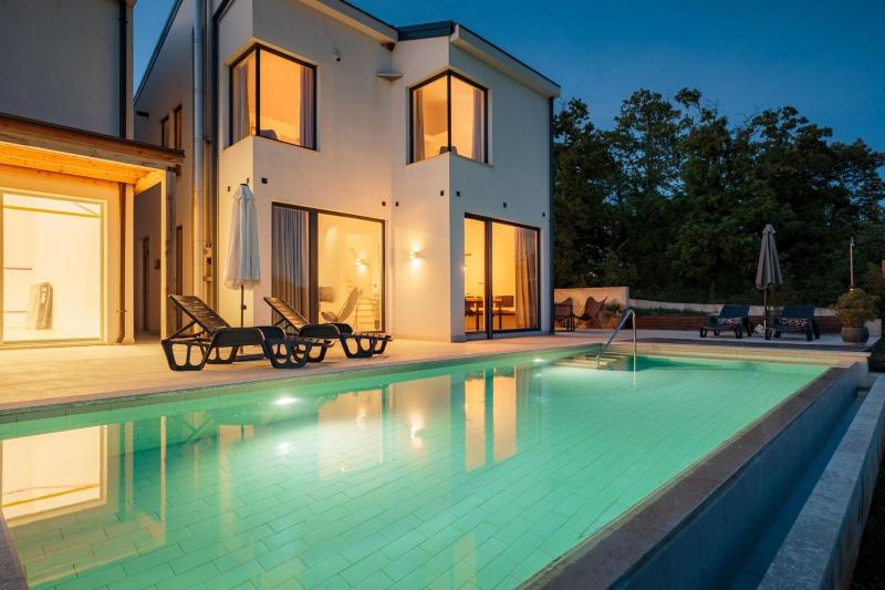Villa Sunset - with private pool squash coart and table tennis - image 15