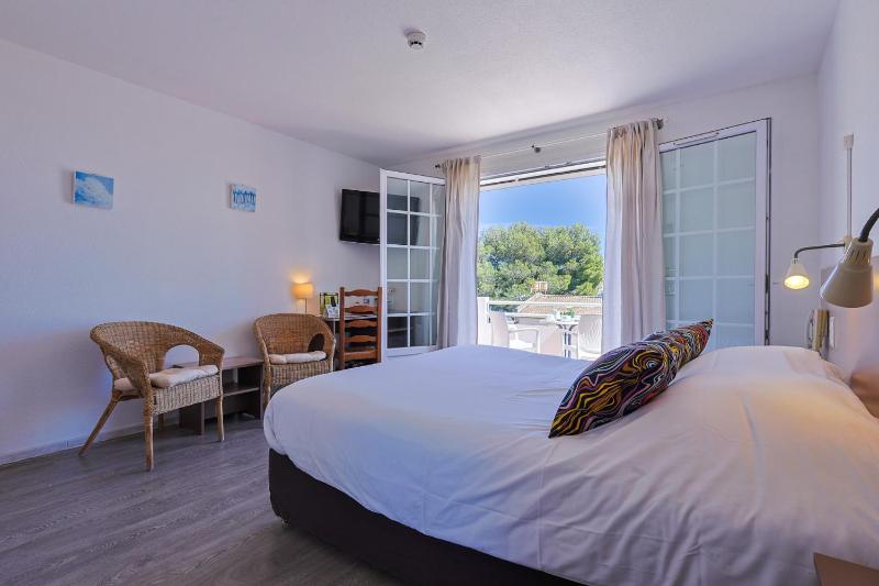 Superior Double Room with Sea View image 3