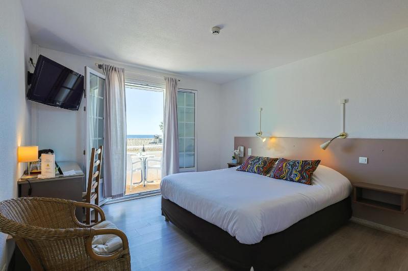 Superior Double Room with Sea View image 2