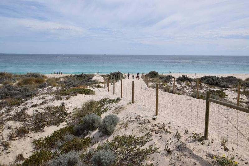 Sea Breeze Apartment - Direct Ocean Views - Top Floor - image 3