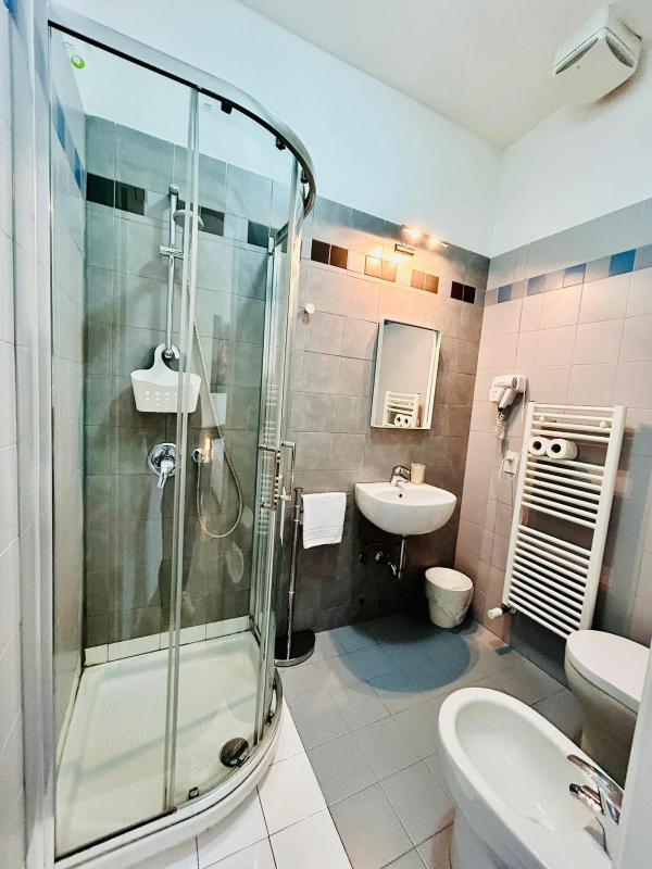 Triple Room with Private Bathroom image 3