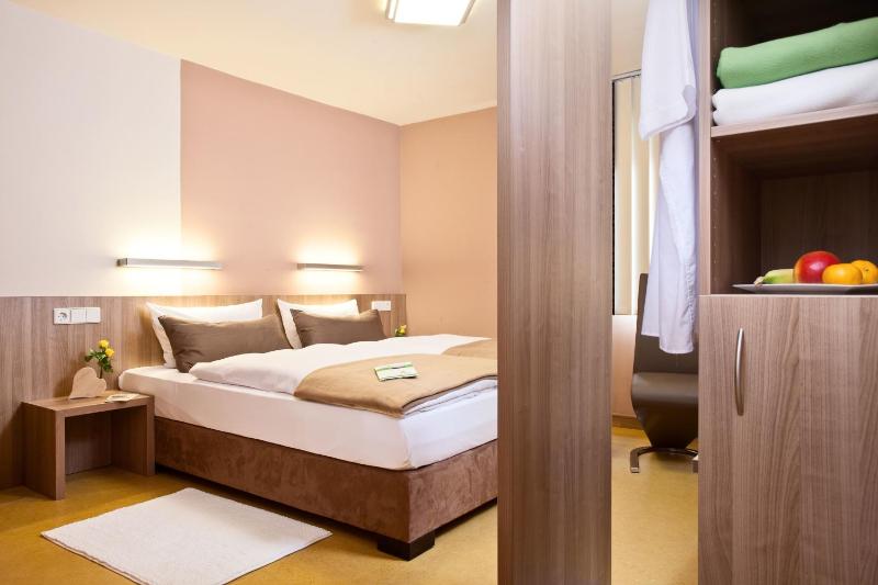 Classic Double Room image 3