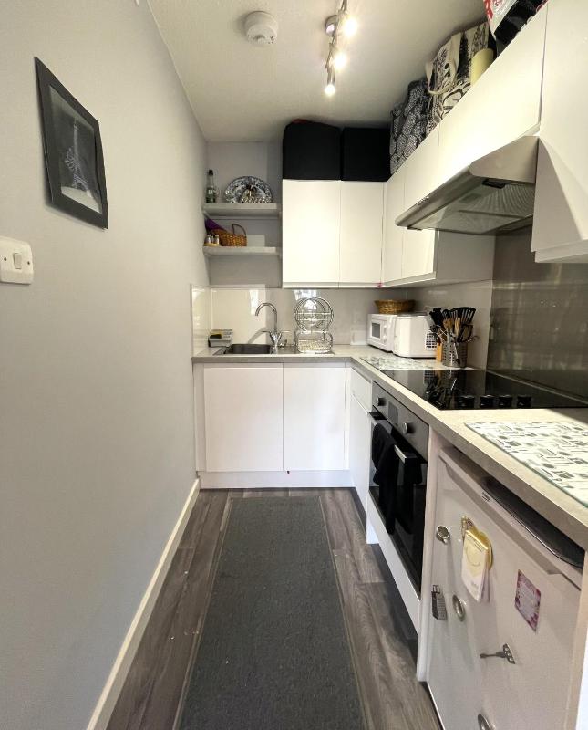 Snug Studio Apartment in Central Setting - image 9