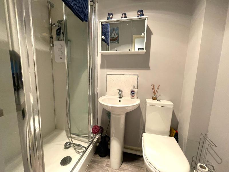 Snug Studio Apartment in Central Setting - image 8