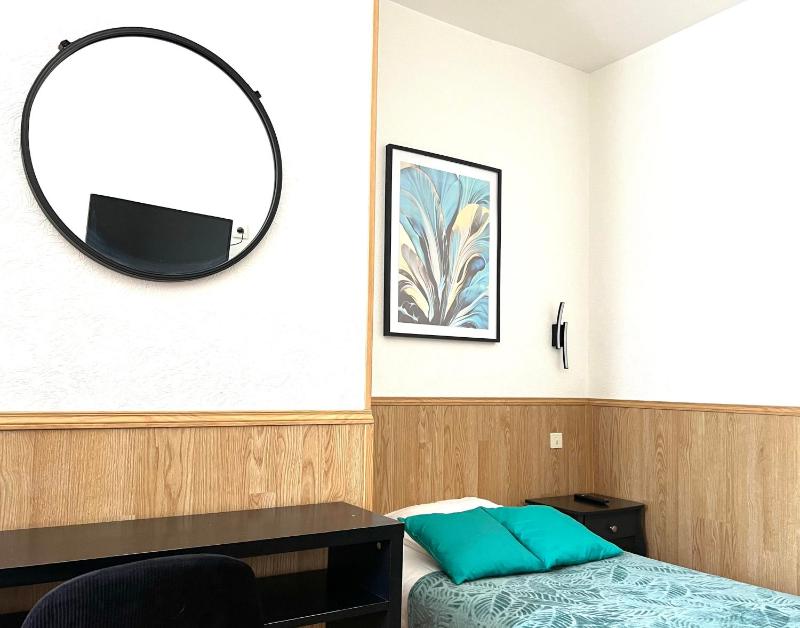 Standard Single Room with Shower image 4