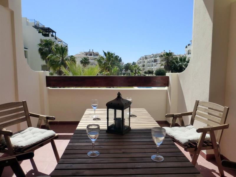 Beautiful 2 bedroom 2 bathroom apartment with pool - image 1