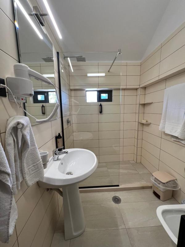 Triple Room with Balcony image 3