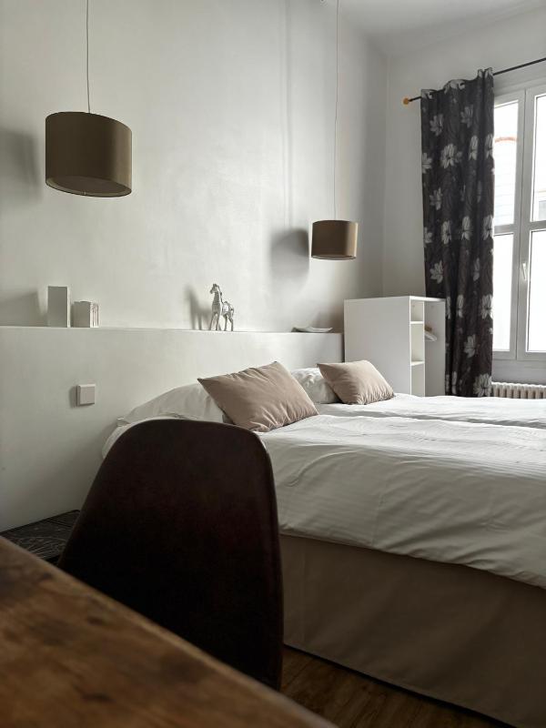 Standard Twin Room image 4