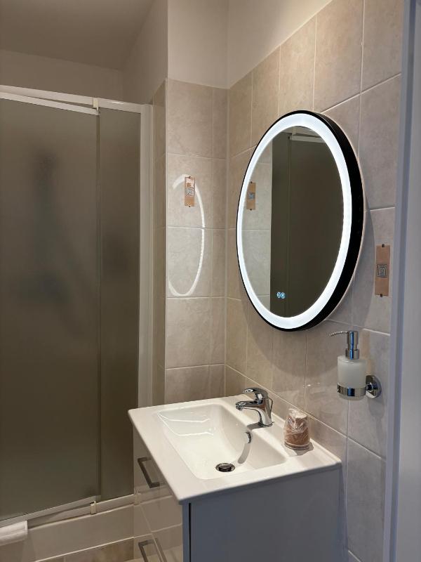 Standard Twin Room image 3