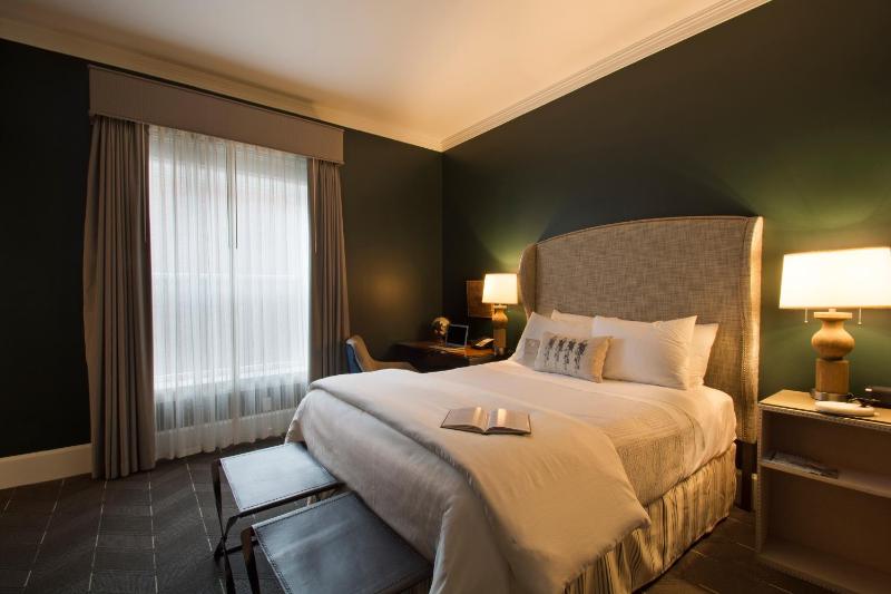 Deluxe Queen Room image 2