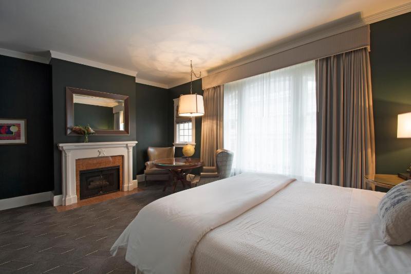 Premier King Room image 3