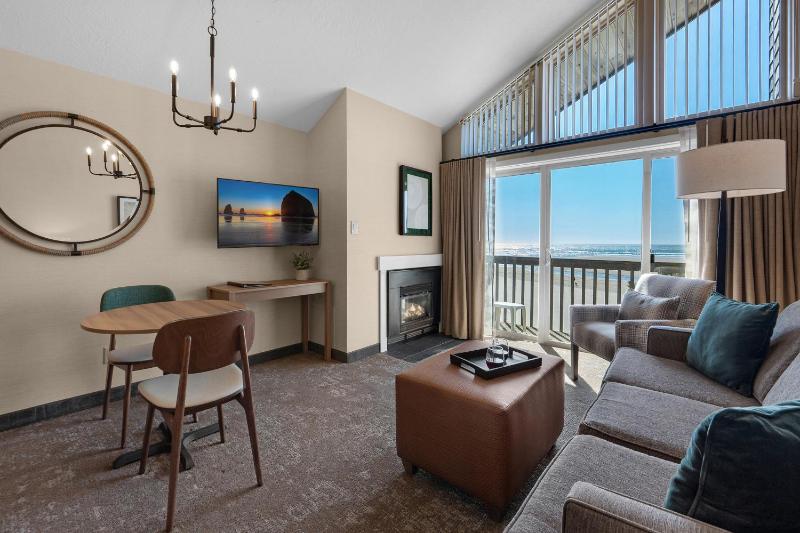 Queen Suite Oceanfront image 4