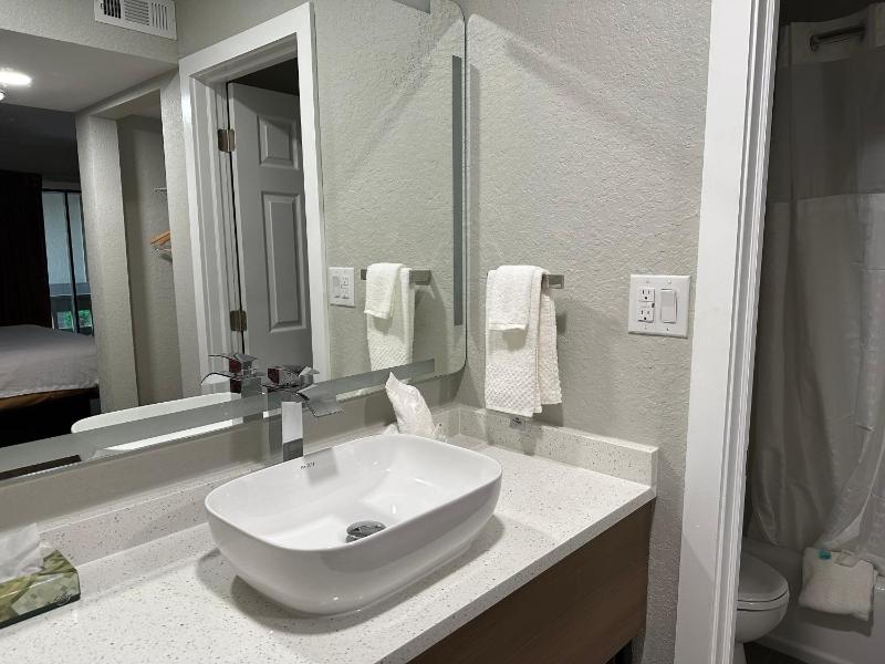 Deluxe  Suite. 2 King Beds and Sofa Bed, Top Floor/ Non Smoking image 4