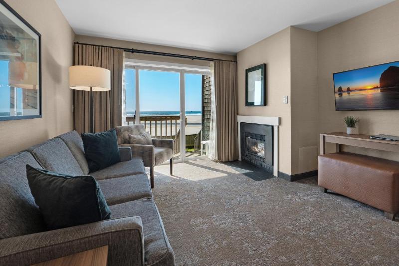 Queen Suite Oceanfront image 3