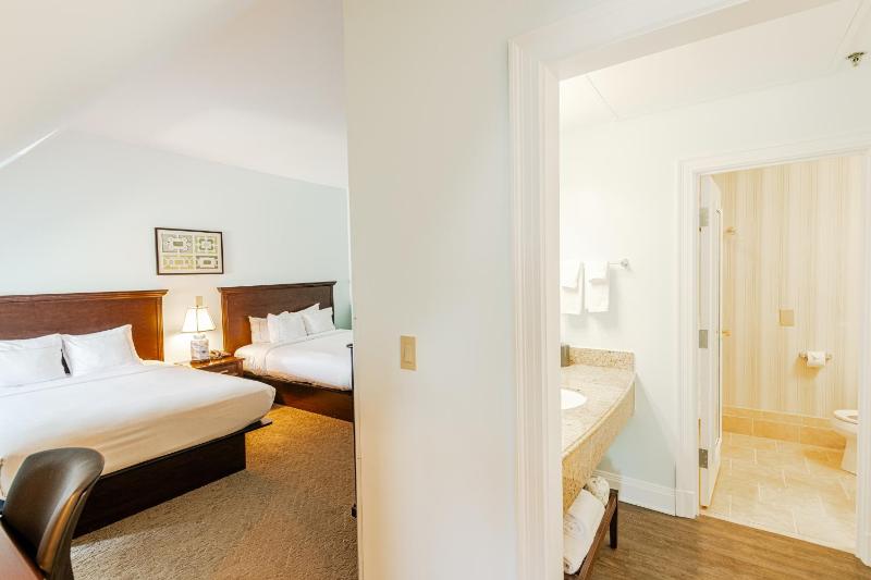 Queen Room with Two Queen Beds image 2