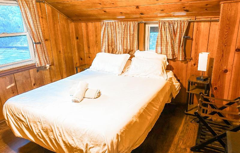 Private Queen Room with Shared Bathroom image 3