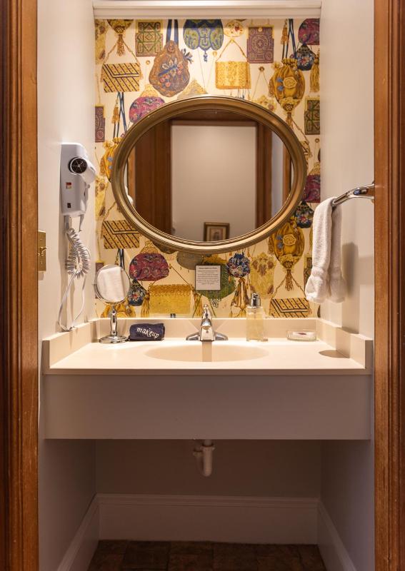 Deluxe Queen Room image 2