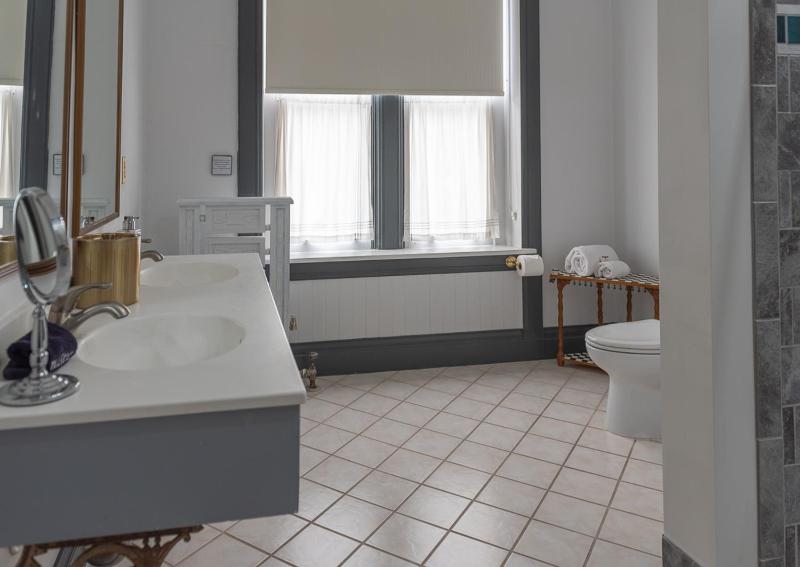Superior King Room image 3