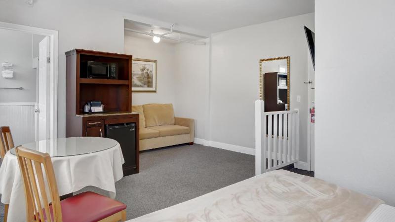 Deluxe Queen Room image 3