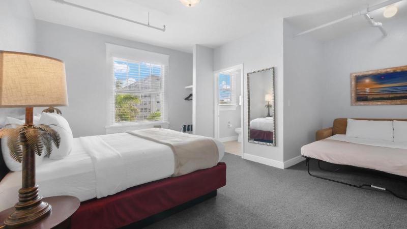Deluxe King Room image 4