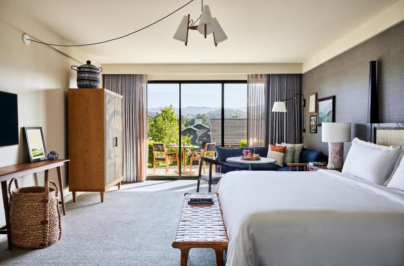 Deluxe King Room image 4