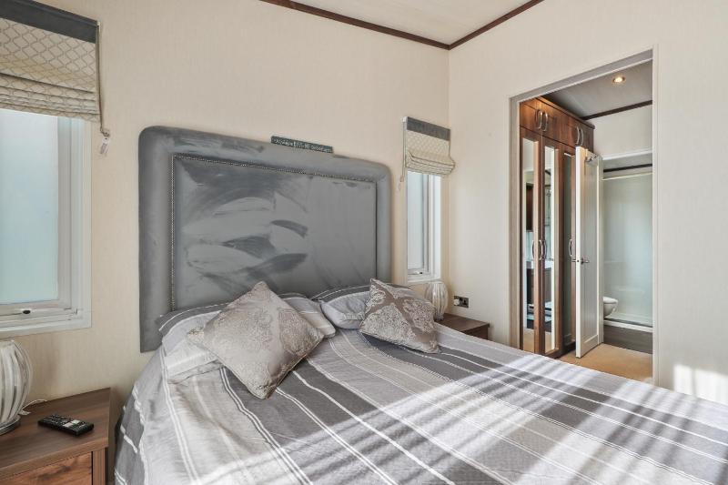 Cormorant - Luxury Lodge Close to the Beach - image 3