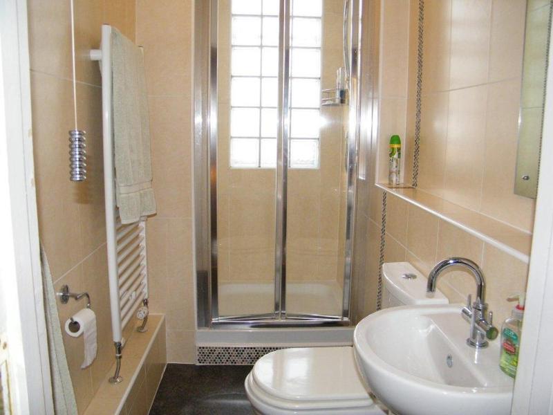 Single Room with Private External Bathroom image 3